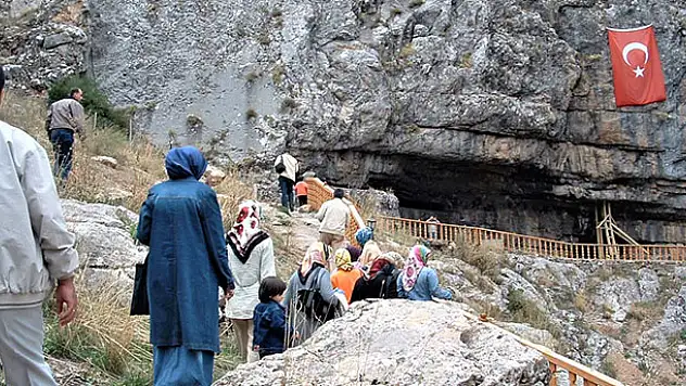 Tınaztepe Mağarası'na turist akını