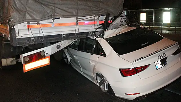 TIR'a arkadan çarpan otomobilden sağ çıktı