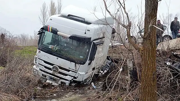 TIR dereye uçtu: 1 yaralı