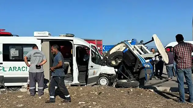 Tır ile kamyonet kazası ardından bölgeye giden cenaze aracı da traktörle çarpıştı: 2 ölü, 4 yaralı
