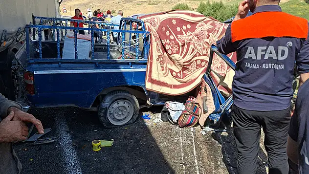 Tır ile kamyonetin çarptığı kazada  4 ölü, 2 yaralı