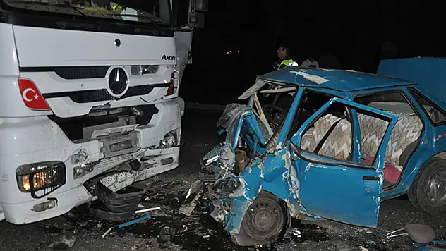Tır ile otomobil kafa kafaya çarpıştı: 3 ölü