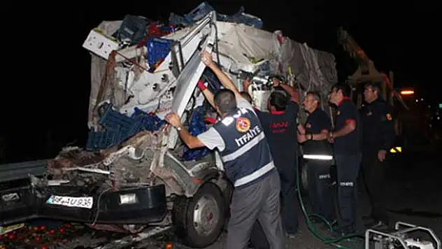TIR ile sebze kamyonu çarpıştı:1 ölü!