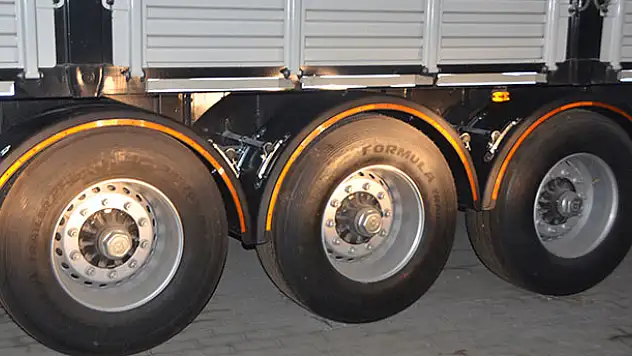 TIR kazaların önleyebilmek için reflektörlü çamurluk üretti