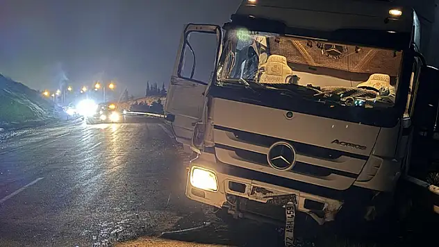Tır, kazaya müdahale eden ekibin aracına çarptı: 3'ü trafik polisi 4 yaralı
