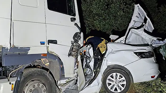 Tır otomobili biçti: 1 ölü, 1 yaralı