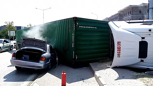 Tır, otomobilin üzerine devrildi: 1'i çocuk 2 yaralı
