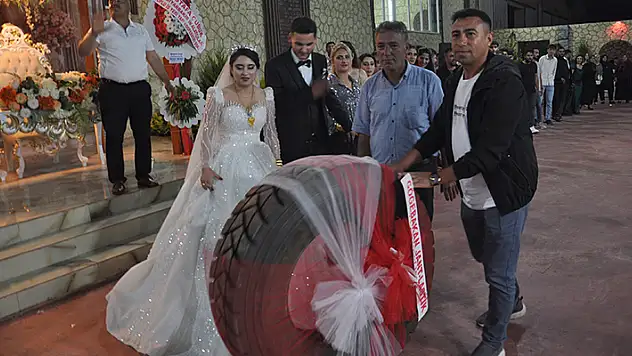 Tır şoförü damada düğününde altın yerine lastik takıldı
