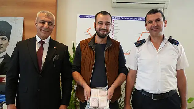 Tır şoförünün 100 bin TL'sini teslim eden halk otobüsü şoförü: Helal paraymış
