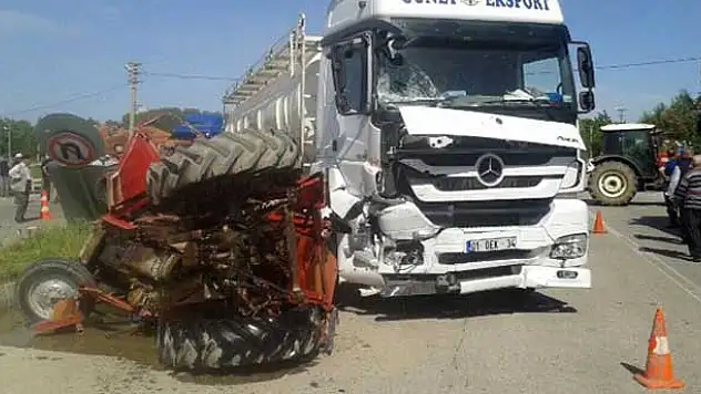 TIR, traktörü biçti: 2 ölü