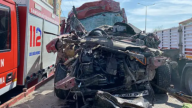 Tıra arkadan çarpan araçtaki karı koca öldü
