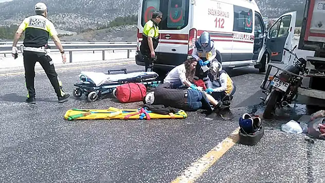 Tıra arkadan çarpan motosiklet sürücüsünü kaskı kurtardı