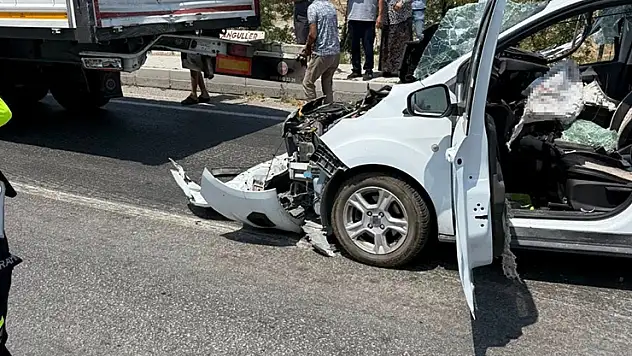 Tıra arkadan çarpan otomobilin sürücüsü ağır yaralandı