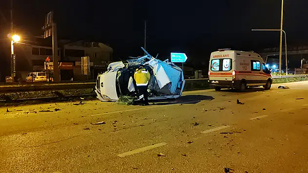Tıra çarpan hafif ticari araç takla attı: 1 ölü, 1 yaralı

