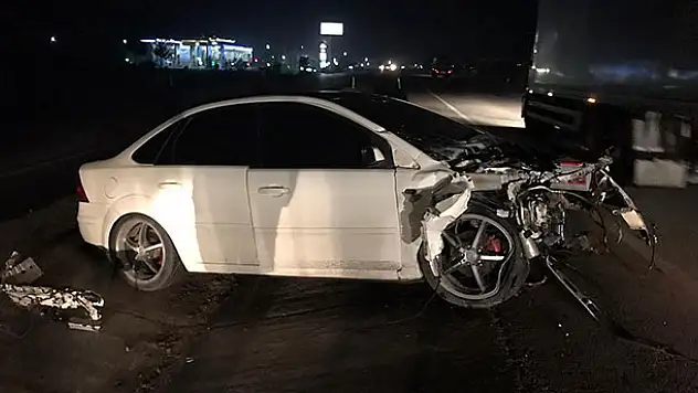 Tıra çarpan otomobilin motoru 25 metre uzağa fırladı