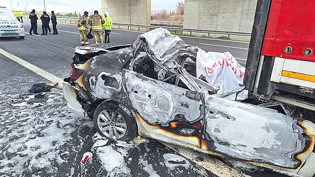 Tıra çarpıp yanan otomobilin sürücüsü öldü

