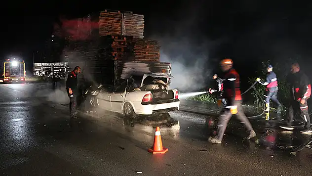 Tıra ok gibi saplanan otomobil alev alev yandı: 1 ölü
