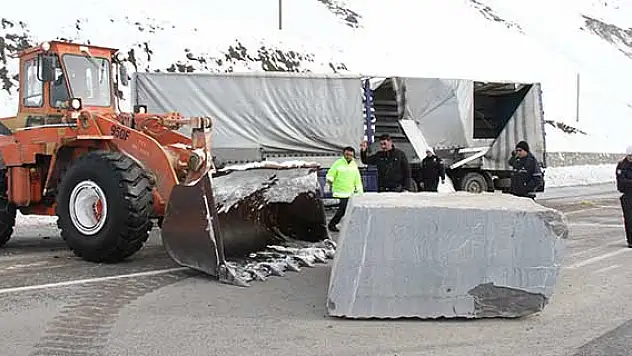 Tırdan düşen mermer blok karayolunda ulaşımı aksattı