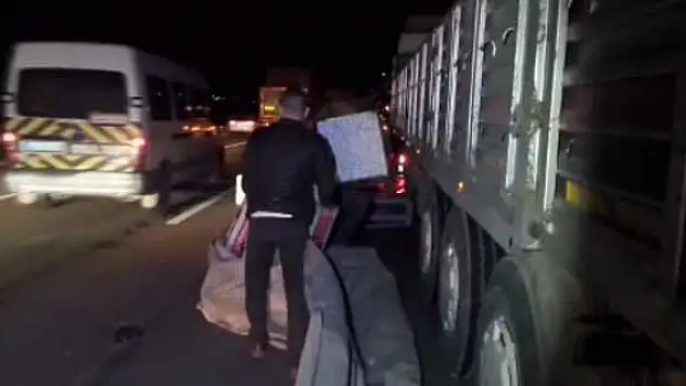 Tırdan savrulan yalıtım malzemeleri otoyolda ulaşımı aksattı
