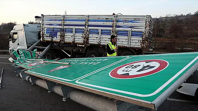 Tırın açılan damperinin çarptığı levha otoyolu kapattı