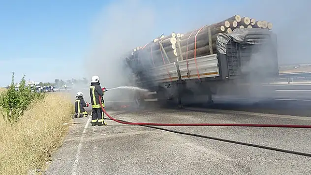 Tırın alev alan lastiğini itfaiye söndürdü