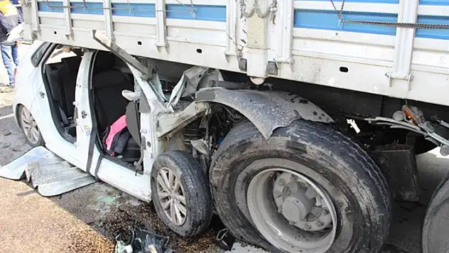 Tırın altına giren Konya plakalı otomobildeki anne ve kızı ağır yaralandı
