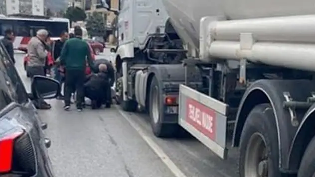 Tırın altında kalan kağıt toplayıcısı, feci şekilde can verdi

