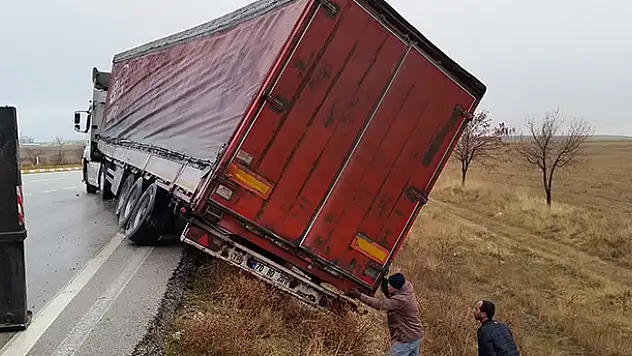 Tırın dorsesi şarampole devrilmekten son anda kurtarıldı