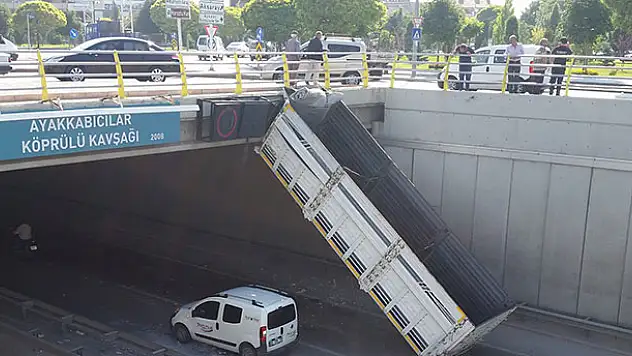 Tırın dorsesi üst geçitte asılı kaldı