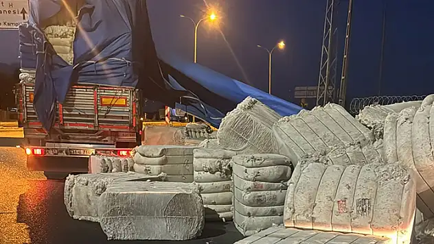 Tırın dorsesindeki pamuk balyaları yola savruldu ulaşım durdu
