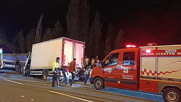 Tırın dorsesine çarpan kamyonetteki bir kişi hayatını kaybetti