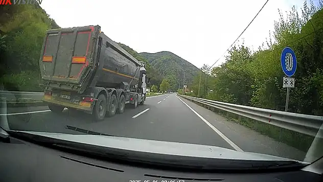 Tırın lastiği patladı facia ucuz atlatıldı