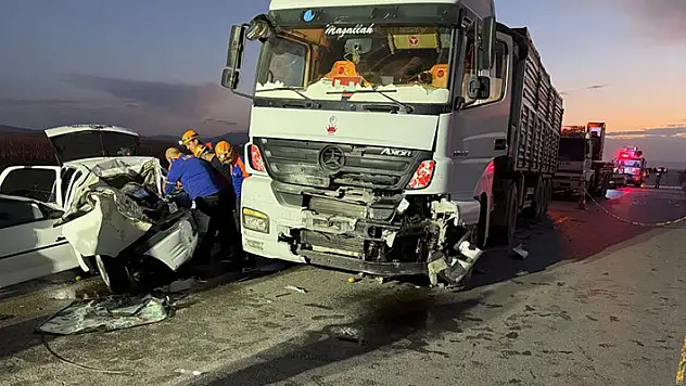 Tırın otomobili kağıt gibi ezdiği kazada 3 kişi hayatını kaybetti
