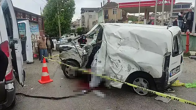 Tırın savrulan dorsesine, karşı yönden gelen hafif ticari araç çarptı: 3 ölü, 4 yaralı