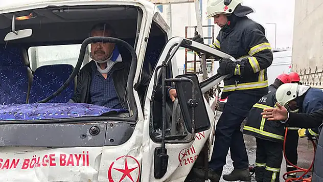 Tırla çarpışan kamyonette sıkışan sürücü itfaiye ekiplerince çıkartıldı