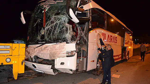Tırla çarpışan otobüs, öğrenci yurdunun duvarına çarptı: 3 yaralı
