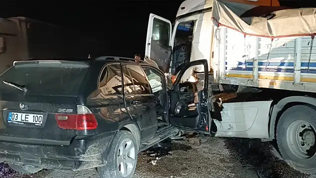 Tırla çarpışan otomobilde 3'ü polis memuru 4 kişi yaralandı

