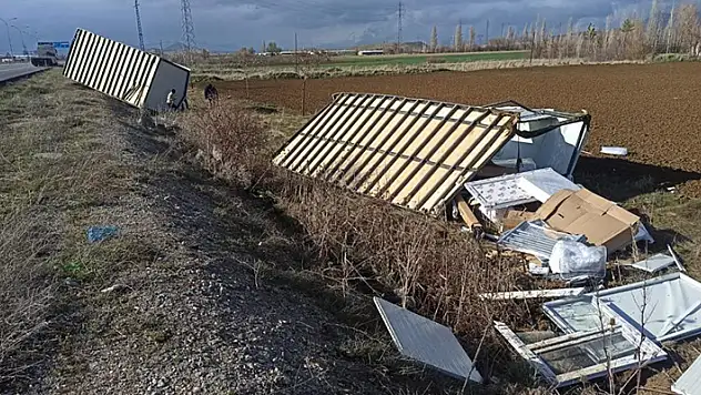 Tırla Hatay'a götürülen konteyner Konya'da şiddetli rüzgar nedeniyle devrildi
