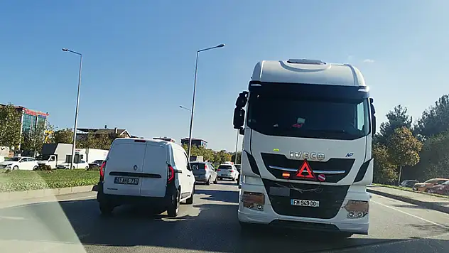 TIR'ların ters yönde gittiğini sanan sürücüler tedirginlik yaşadı
