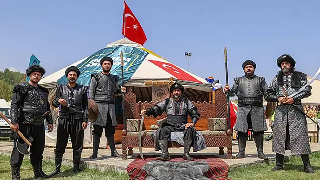 Tiyatro sanatçıları, Konya'dan getirilen özel kıyafetlerle Sultan Alparslan'ı temsil ediyor