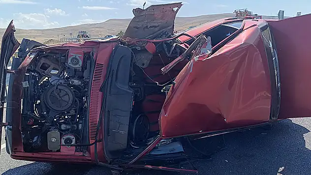 Tofaş marka otomobil kağıt gibi buruştu: 9 yaralı
