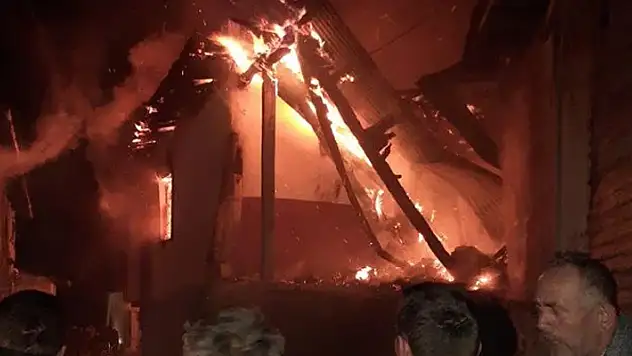Tokat'ta 2 katlı evde yangın: Dede öldü, torunu yaralı
