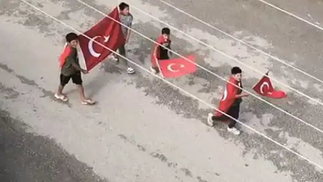 Tokat'ta 4 çocuk bayrak açıp, sokak sokak gezerek 'Şehit' türküsü söyledi o anlar kamerada 