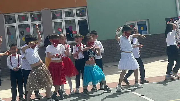 Tokat'ta 4 erkek öğrencinin etek giyip peçe taktığı program için okul yönetimi ve öğretmenlere soruşturma başlatıldı
