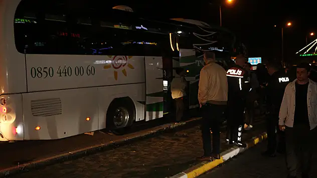 Tokat'ta bir kişi, kırık soda şişesi ile yolcu otobüsünü rehin aldı
