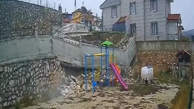 Tokat'ta çocuk parkında istinat duvarı çöktü

