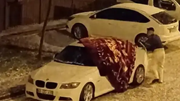 Tokat'ta dolu yağışı etkili oldu: Battaniyelerle araçlarını korudular