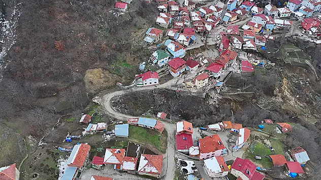 Tokat'ta heyelanların yaşandığı köy, ikiye ayrıldı

