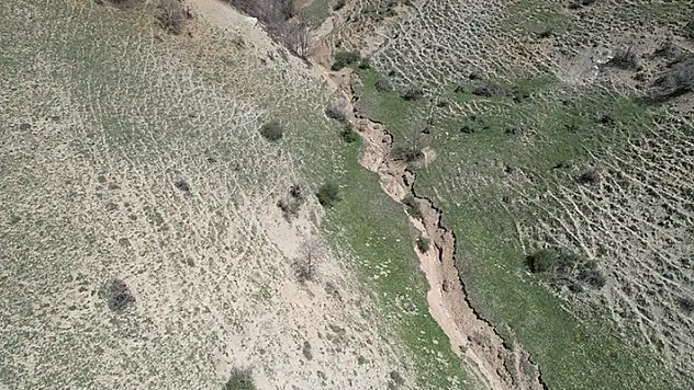 Tokat'ta kırılmanın olduğu fay hattı dron ile görüntülendi
