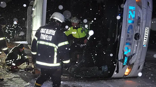 Tokat'ta kontrolden çıkan otobüs şarampole devrildi: Muavin öldü, 13 yolcu yaralandı
